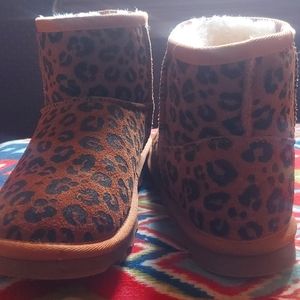 Leppard printed boots